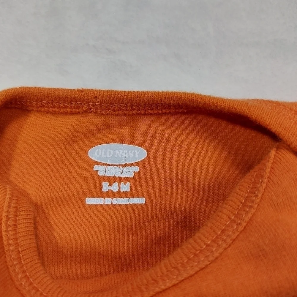 OLD NAVY ORANGE HALLOWEEN BAT WANNA HANG GENDER NEUTRAL BODYSUIT SIZE 3-6 MONTH